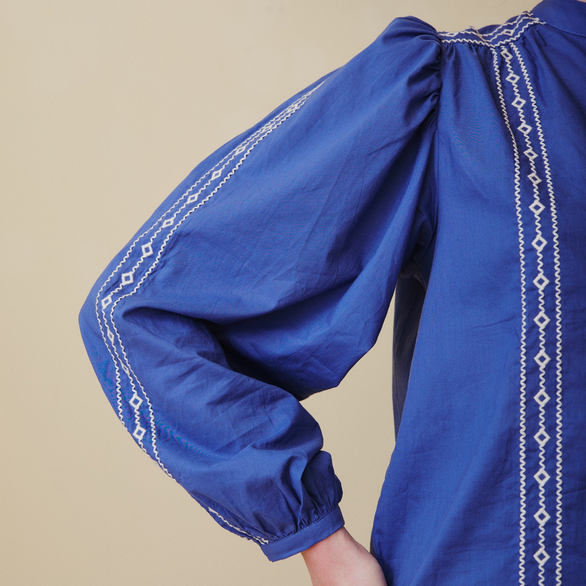 Embroidery detail puff sleeve