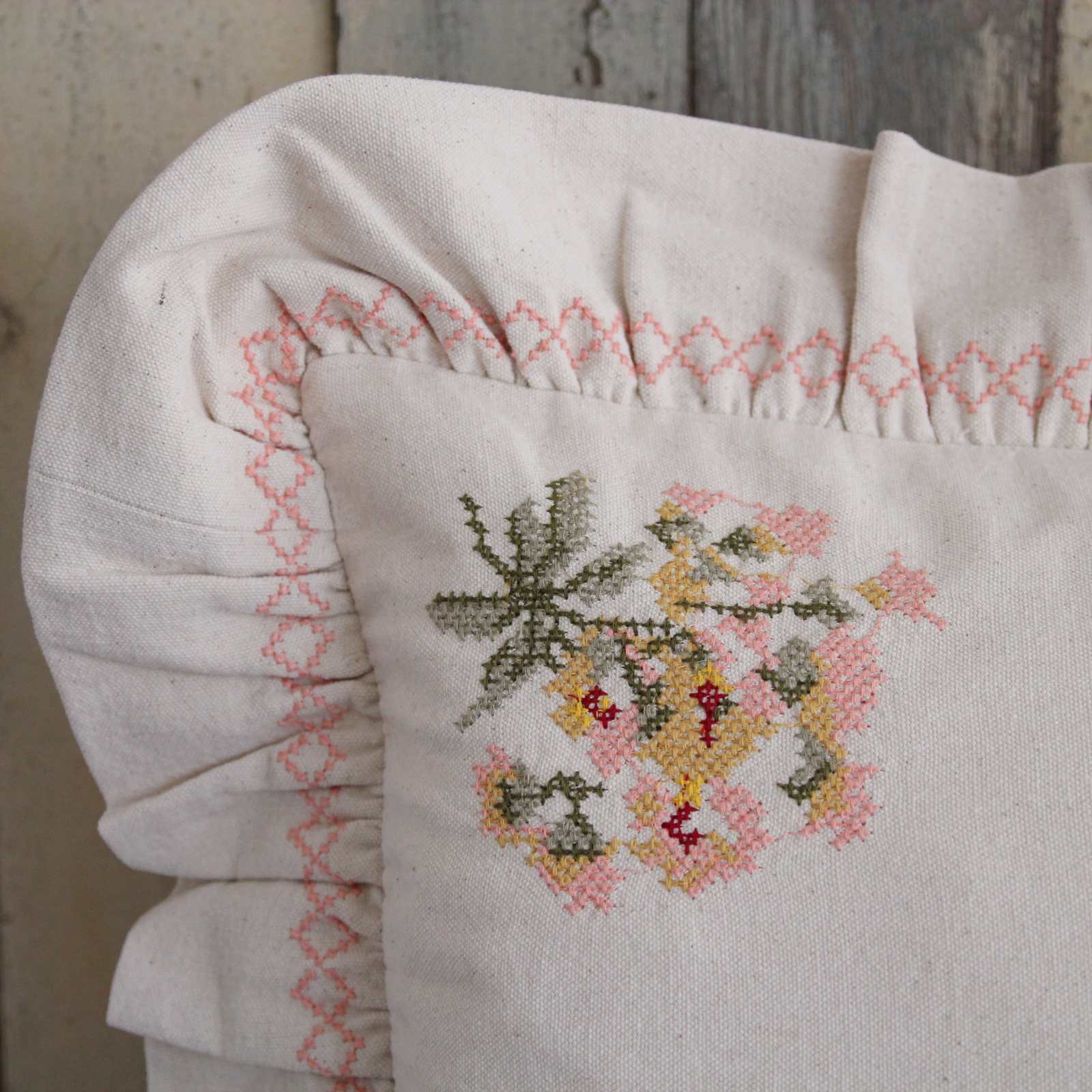 Projektityyny Frill Cushion - Peony Embroidery