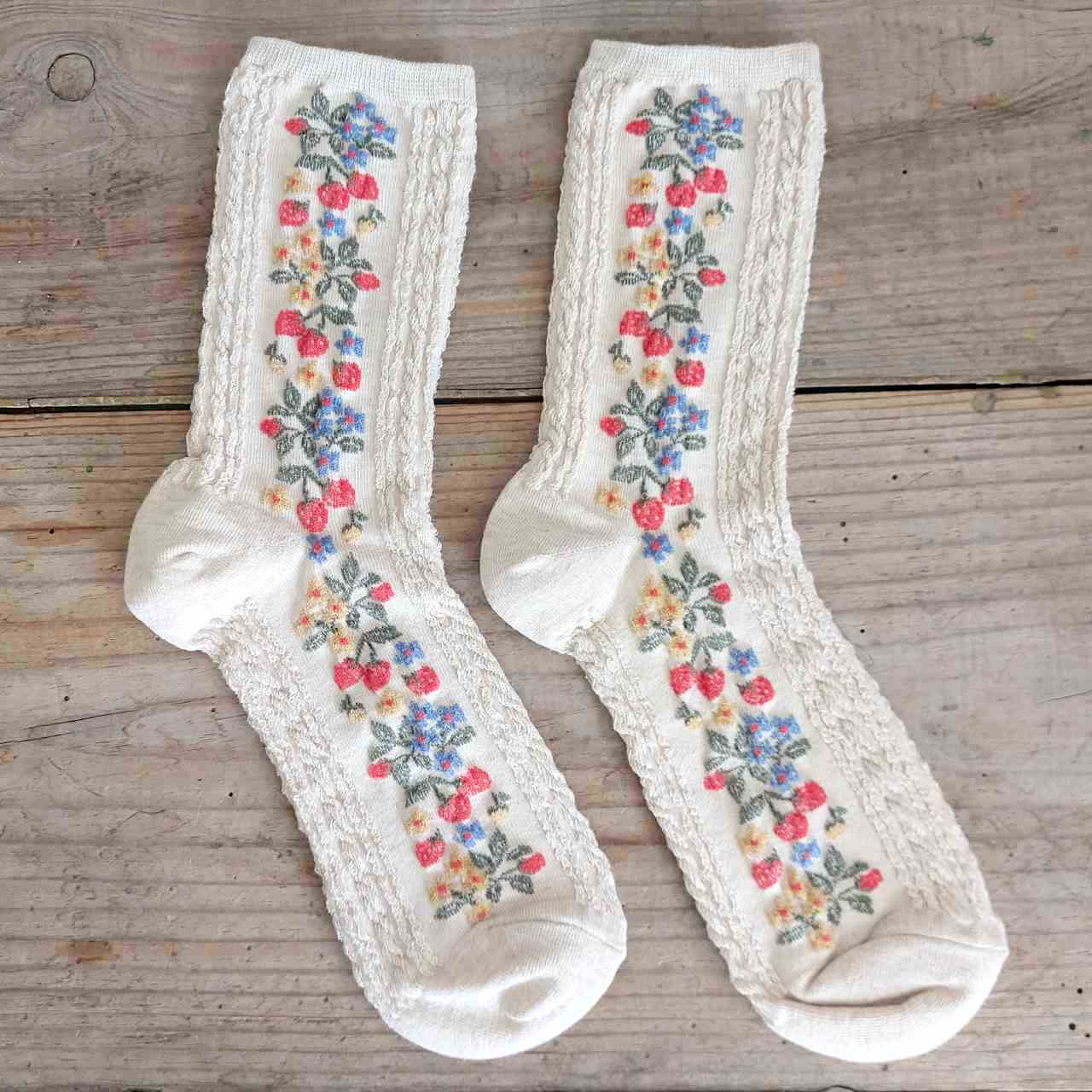 Vintage Women's Strawberry Socks oatmeal