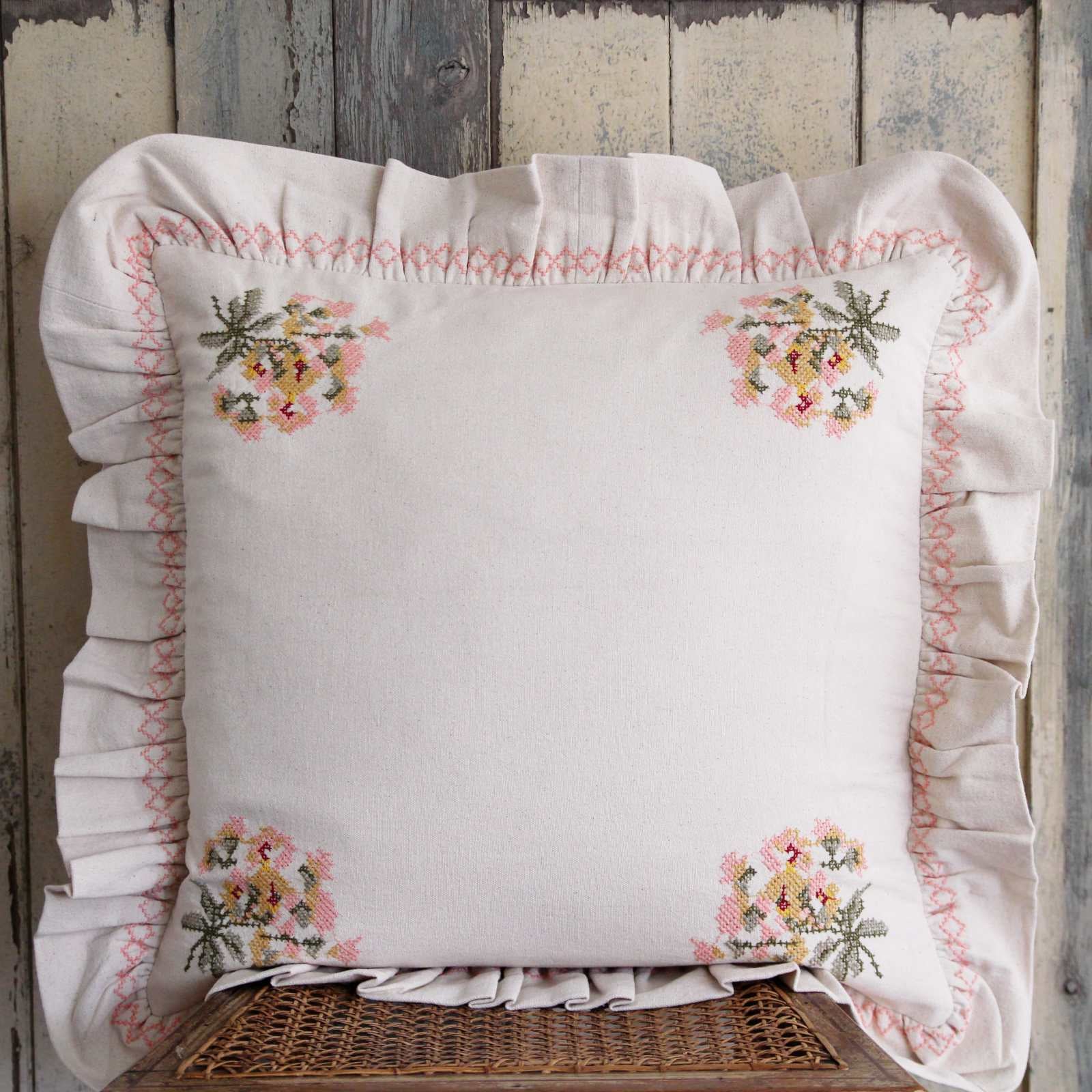 Projektityyny Frill Cushion - Peony Embroidery