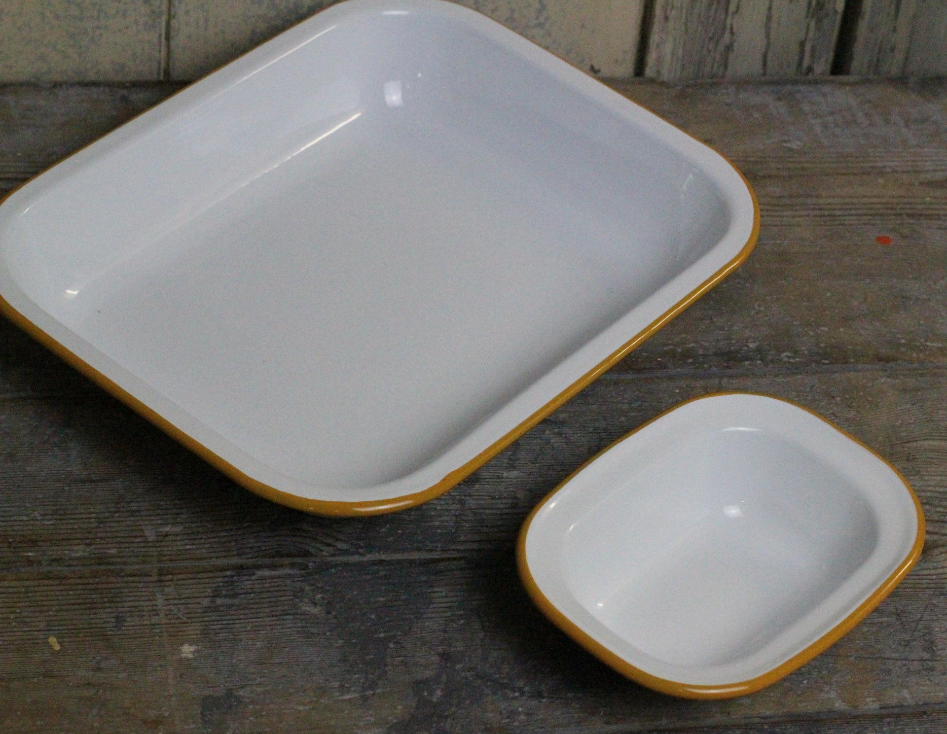 Small Enamel Pie Dish, White & Mustard - Homeware Store