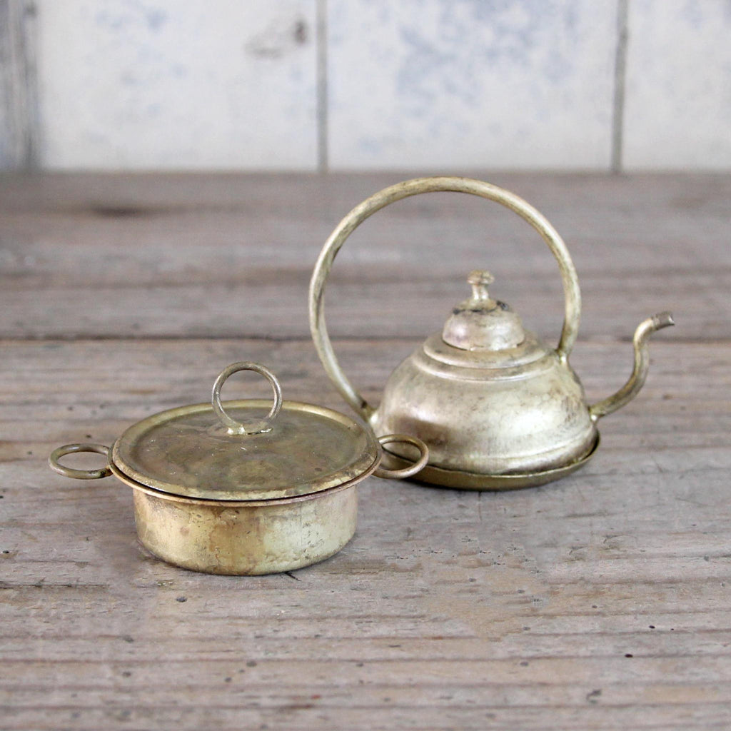 Traditional Victorian Brass Saucepan and Kettle Decoration 