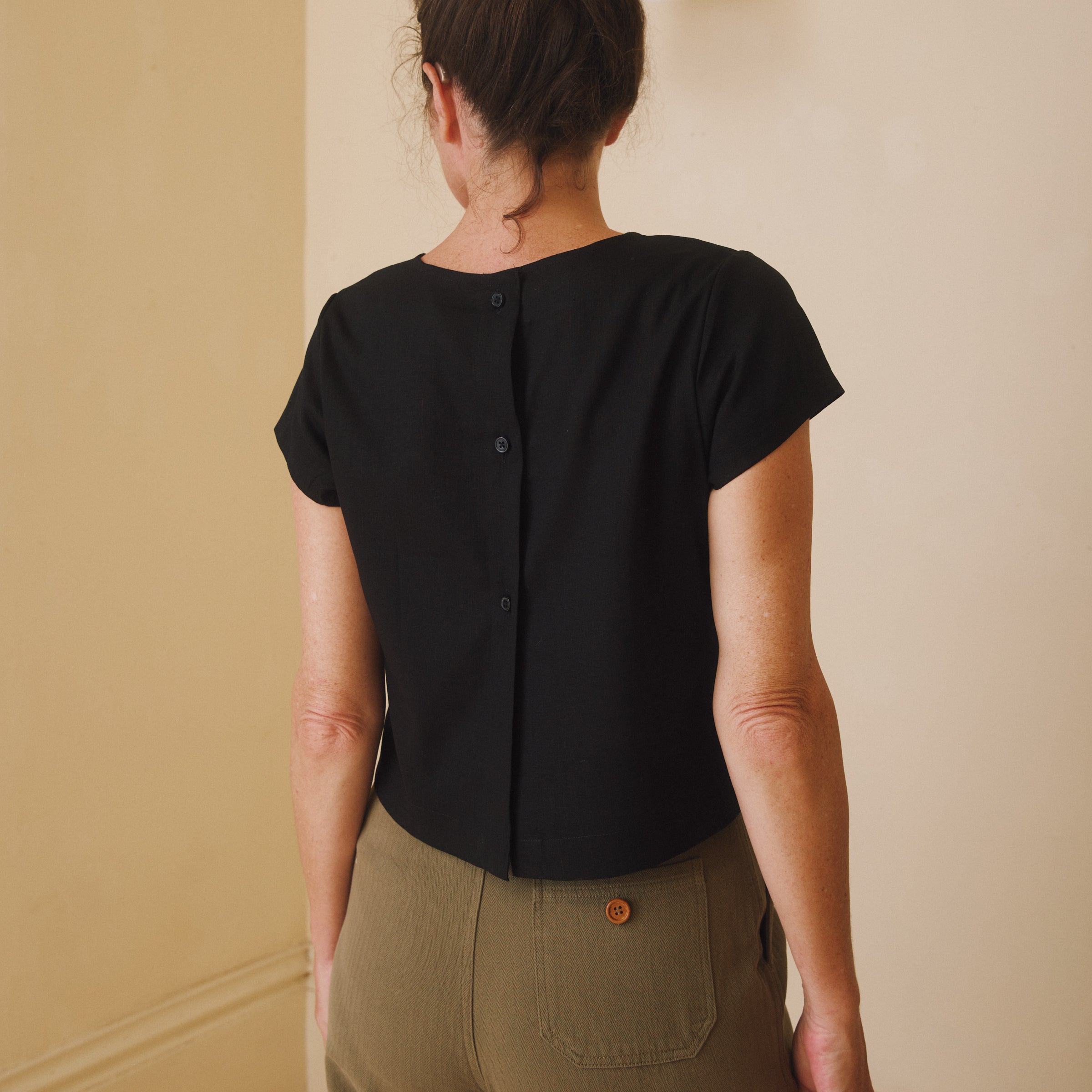 Cropped Linen Button Back T-Shirt - Black