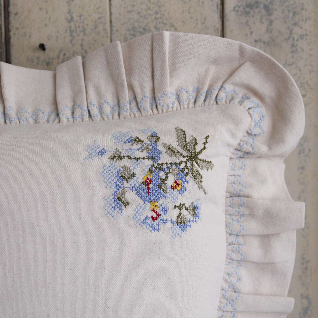 Projektityyny Frill Cushion -  Cornflower Embroidery