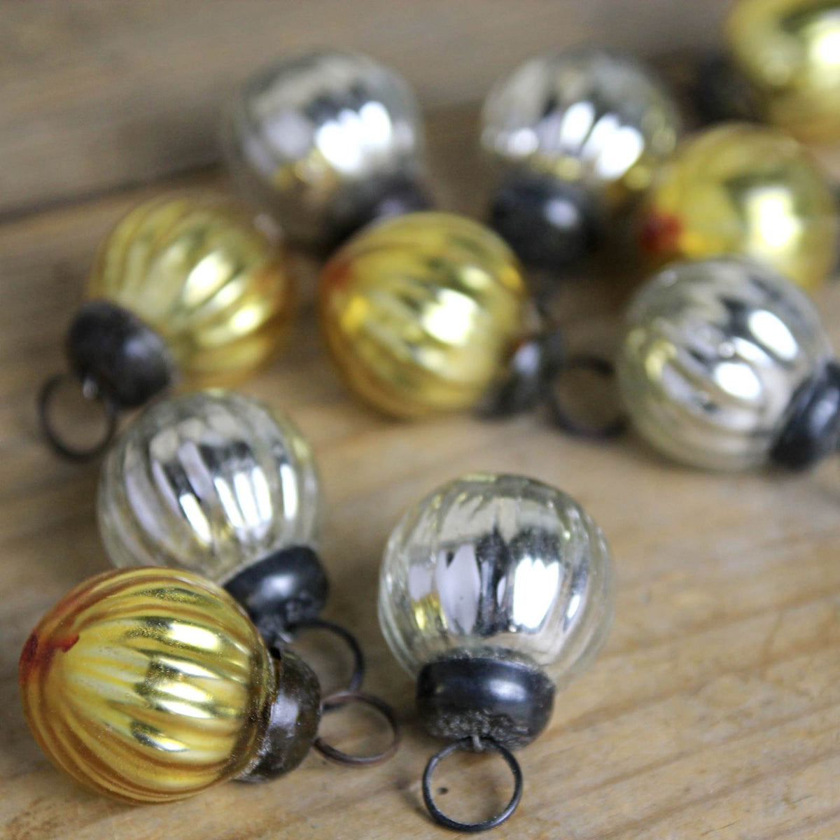 Mini Ribbed Bauble