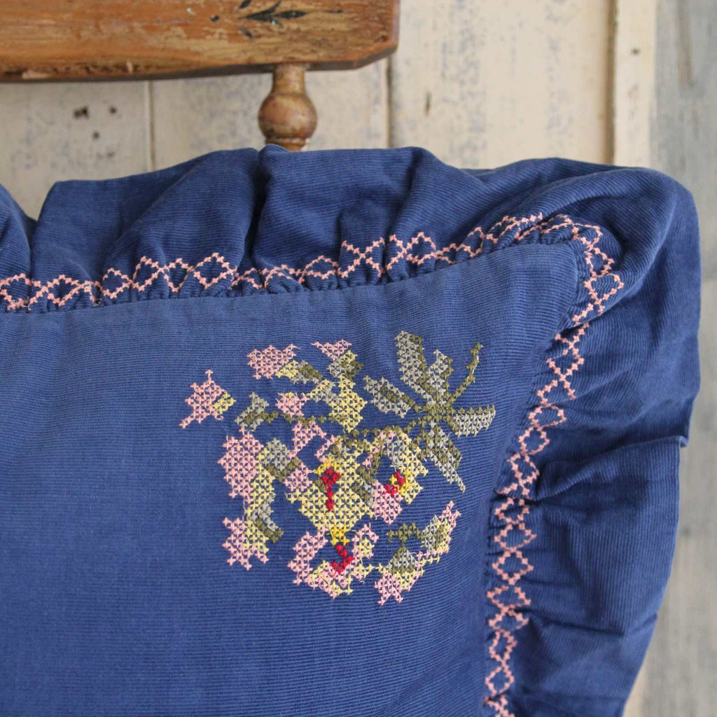 Projektiytyyny Frill Cushion - Blueberry Cord Embroidery