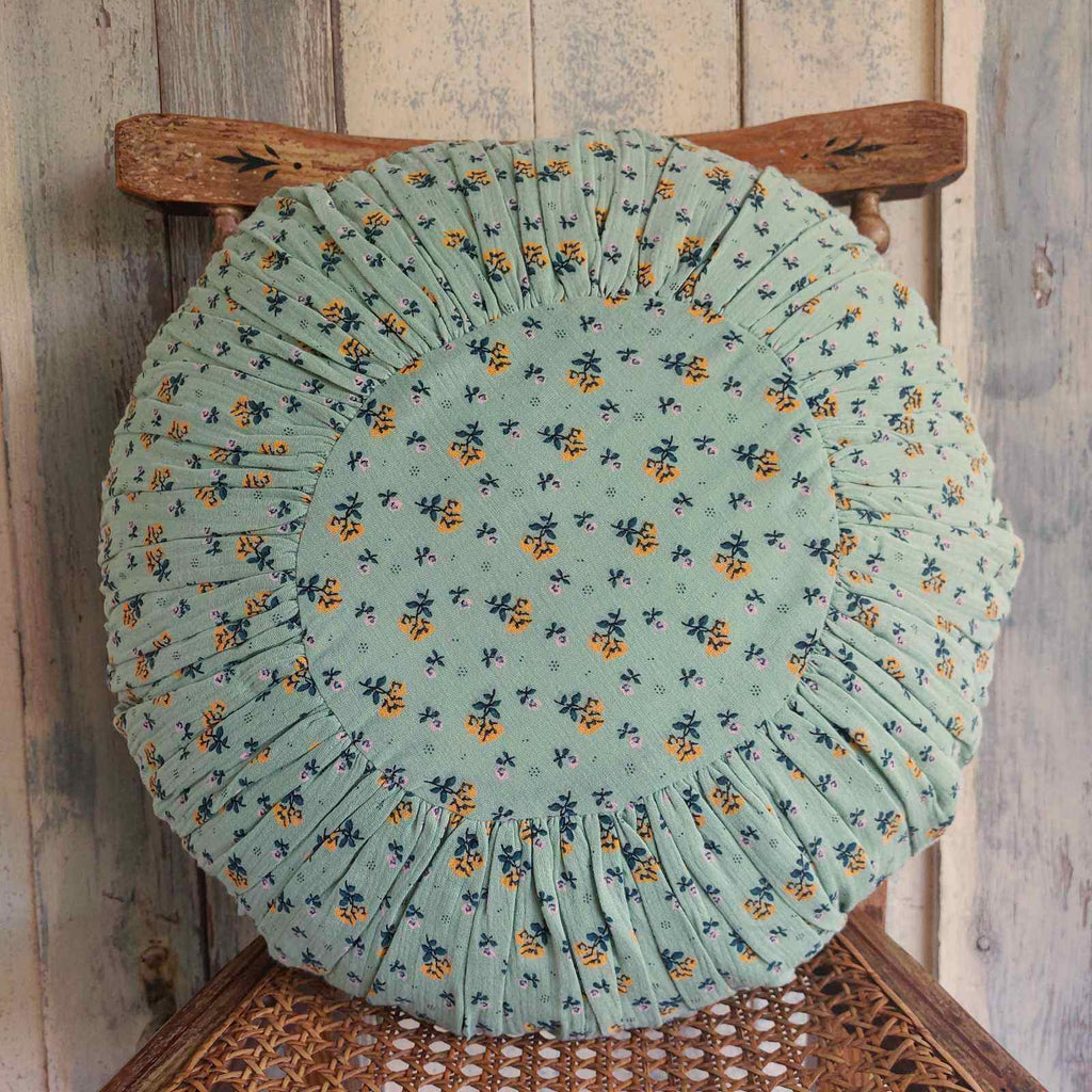 Vintage Round gauze cushion in Pistachio Floral