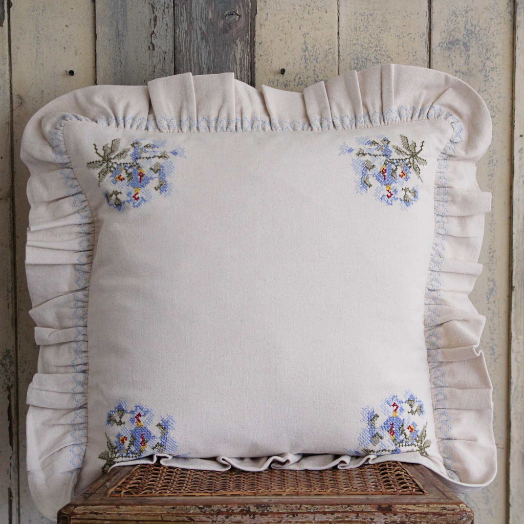 Projektityyny Frill Cushion -  Cornflower Embroidery