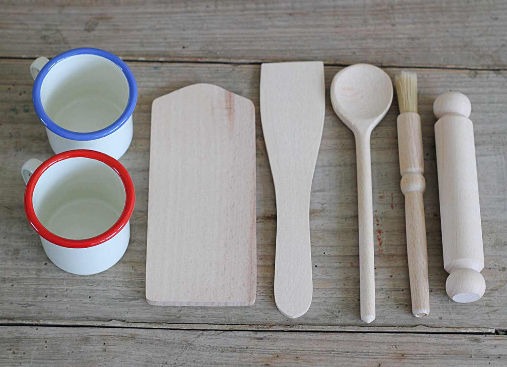 Contents of boxed gift Mud Kitchen Set