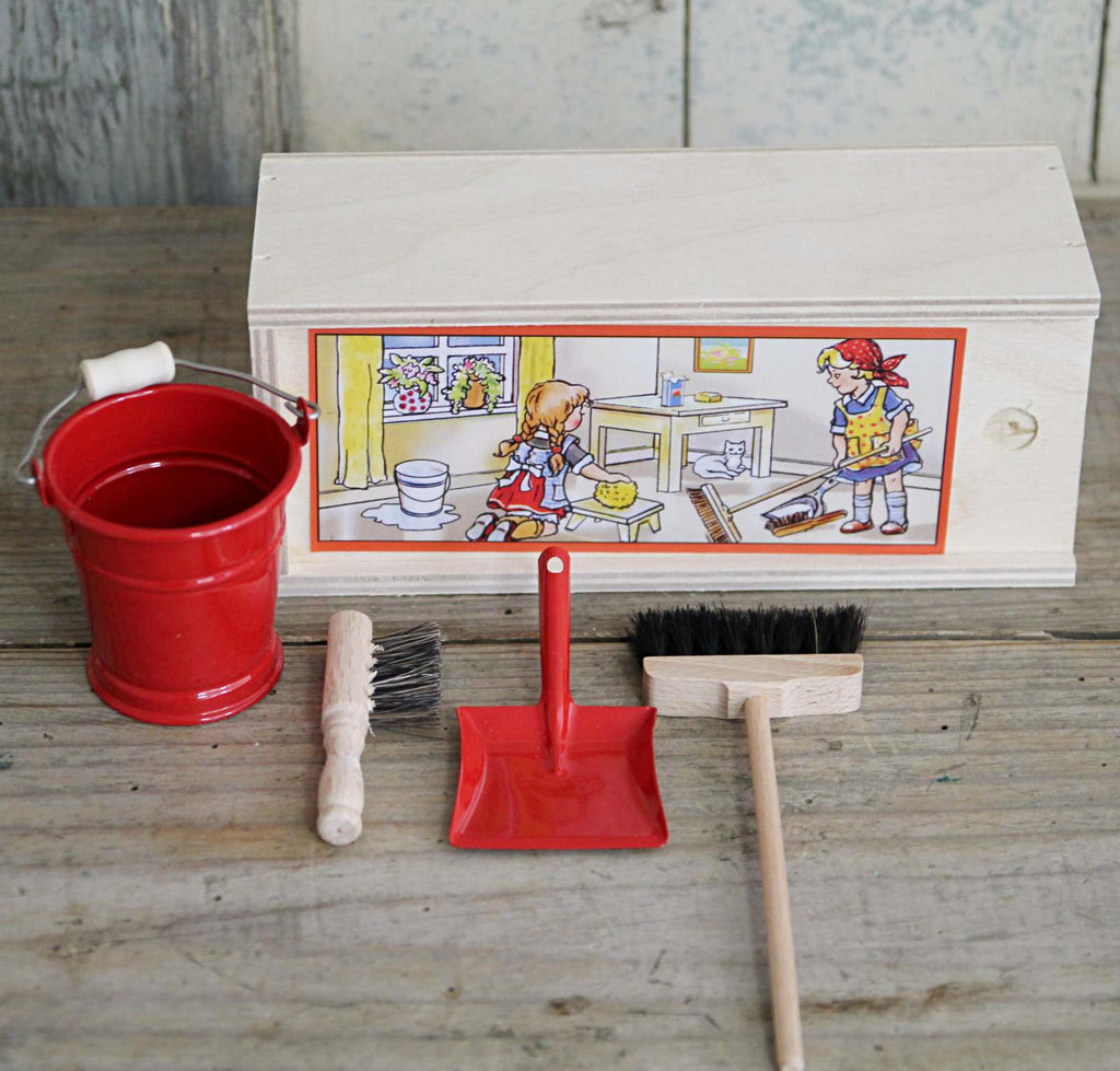 Miniature sweeping set for dolly