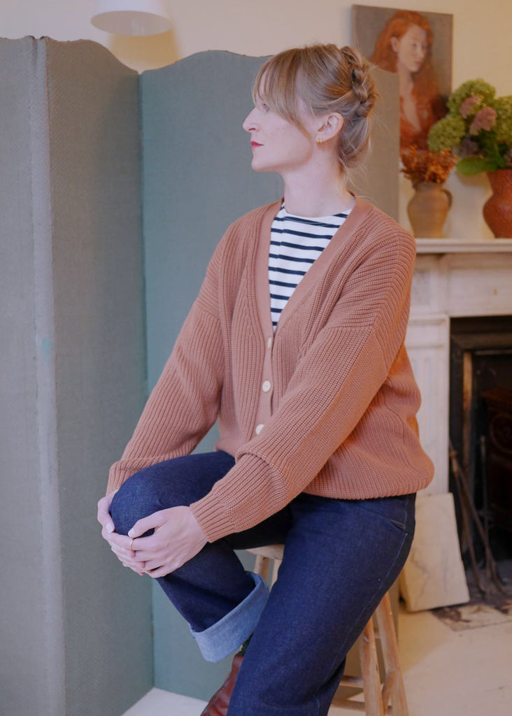 Ribbed Cardigan in Cinnamon. Boxy and oversized, made from cotton, V neck with wooden buttons 