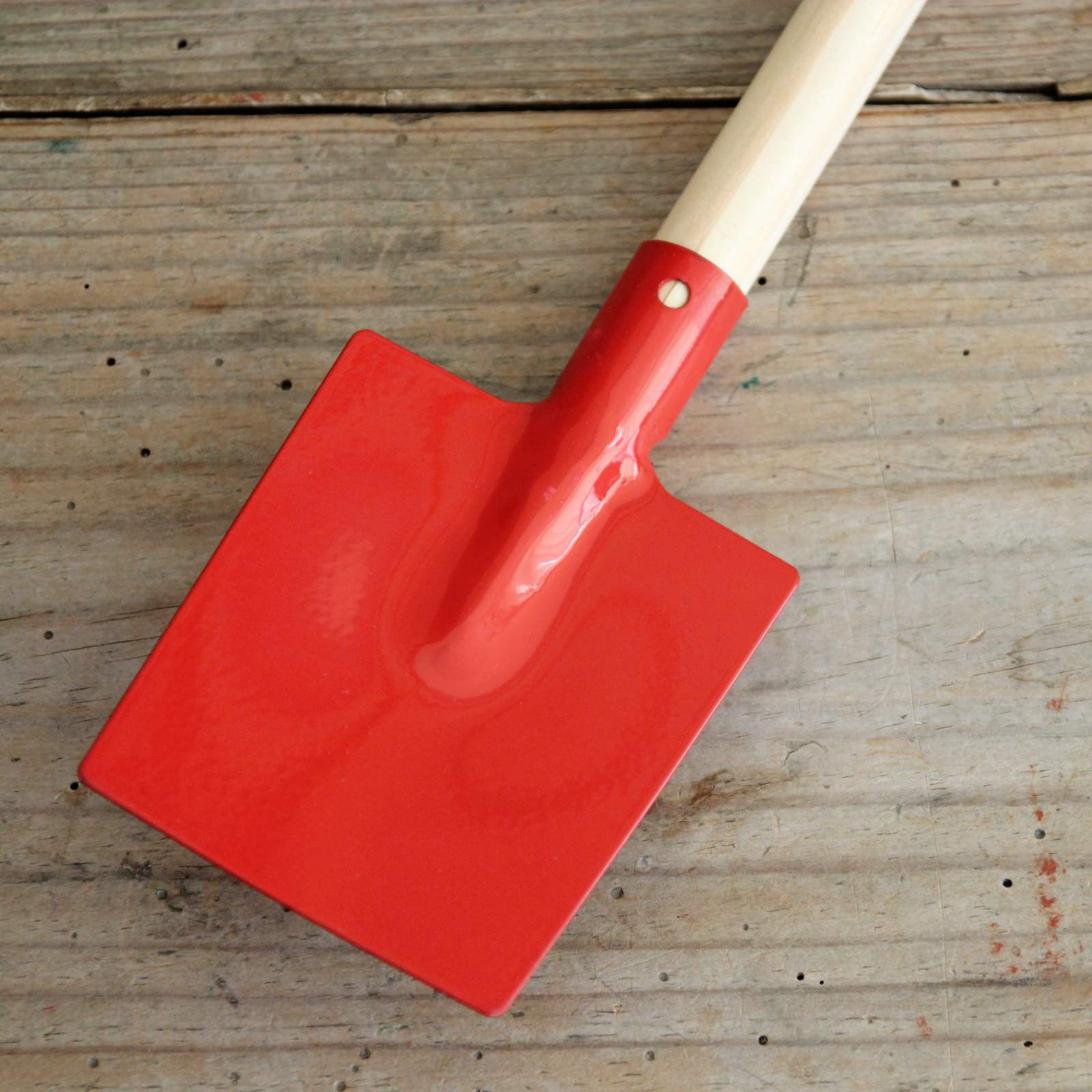 Red enamel garden spade